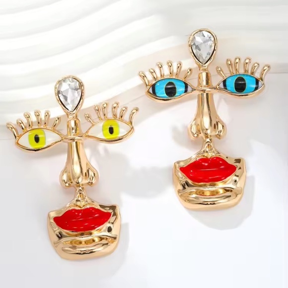 Abstract Face Brooch with Red Lips and Yellow Eyes - Picture 7 of 11